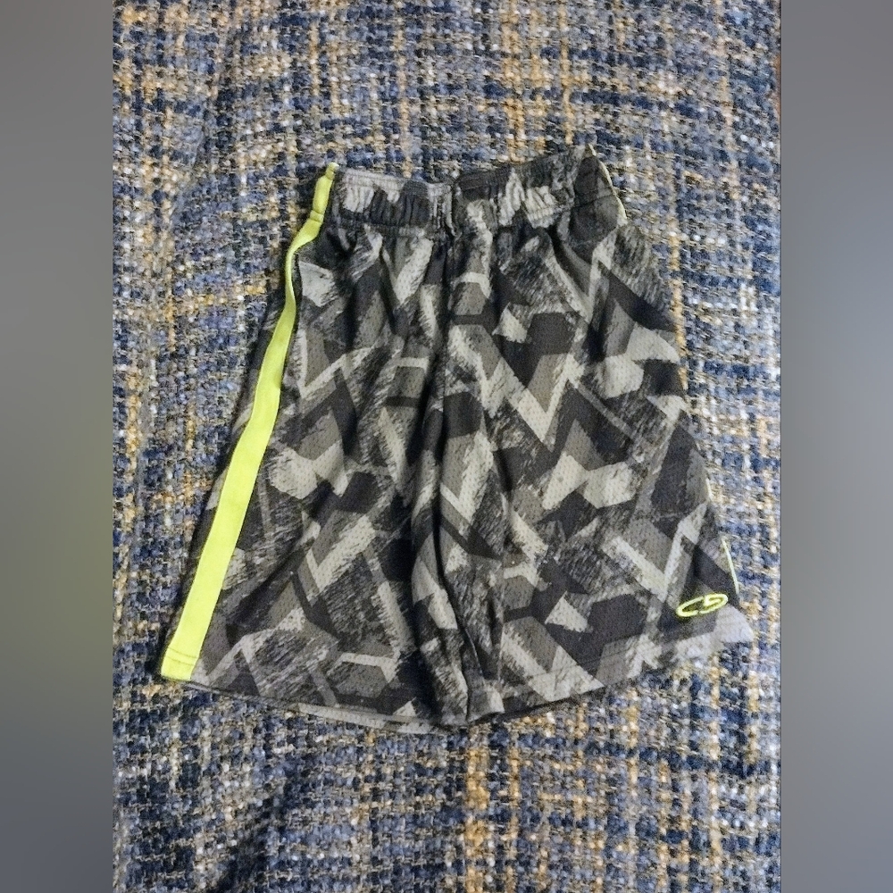 Champion boys gray/green shorts, S (6/7)